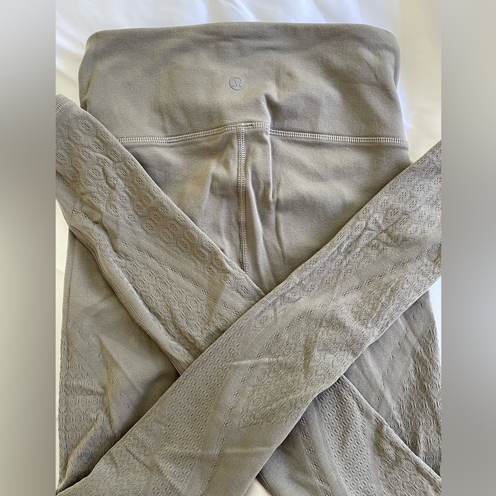 Lululemon Gray size 6 legging